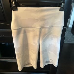 ALO Unworn High Waisted 7” White Camo Shorts